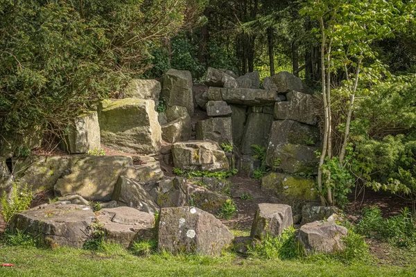Antiche rovine di pietra incastonate tra alberi maturi in Scozia . — Foto Stock