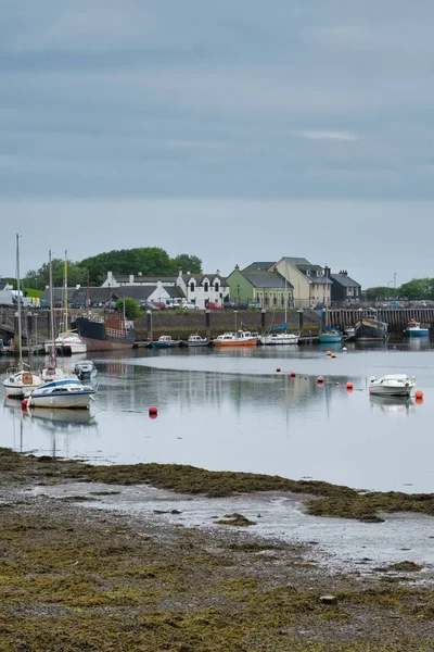 Ірвайн Харбор при низькій припливу в Айршир Шотландії дивлячись на гавань затоки — стокове фото