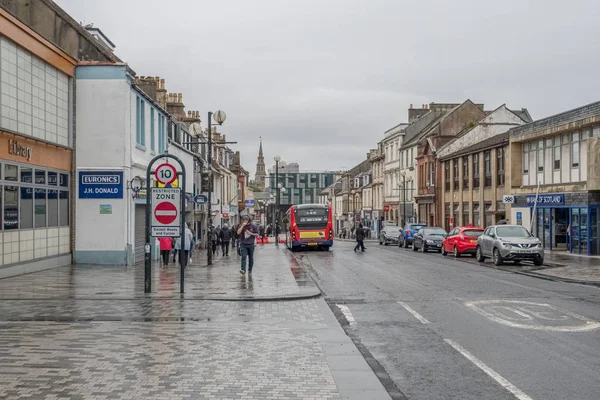 High Street Irvine Durante la pesante pioggia scozzese nel Nord Ayrshire — Foto Stock
