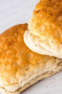 Beyaz ahşap tahta üzerinde Crusty ekmek Rolls