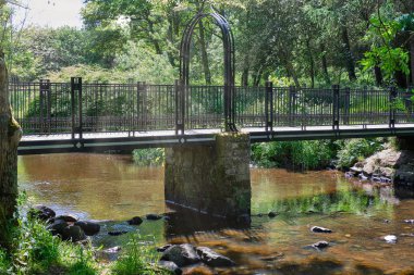 Scotlands Parklar Lucious Greenery ve nazik akan nehir ile