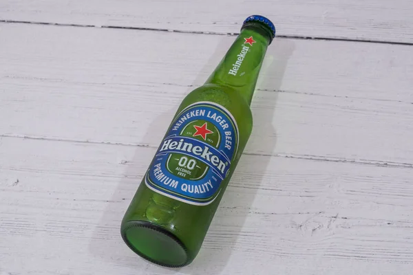 Egy palack Heineken alkohol ingyenes márkás lager Beer — Stock Fotó