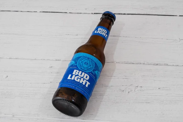 Egy üveg Bud Light márkás lager sör újrahasznosítható üveg bot — Stock Fotó