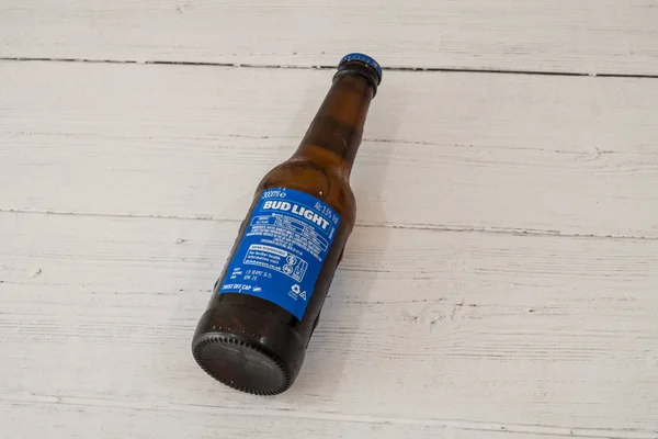재활용 유리 봇에 버드 라이트 브랜드 라거 맥주 한 병 — 스톡 사진