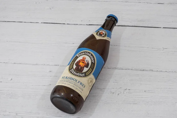 Une bouteille de bière Lager de marque Franziskaner Alkoholfrei à recycler — Photo