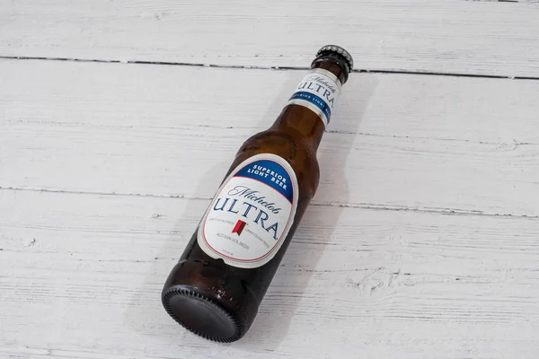 Egy üveg Michelob Ultra márkás lager sör újrahasznosítható Glas — Stock Fotó