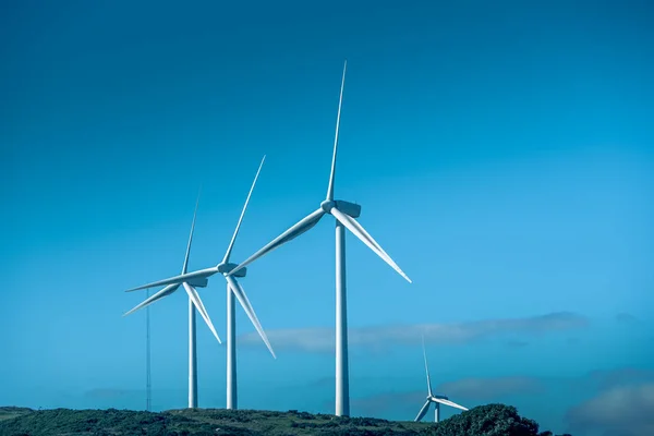 Turbinas eólicas na Escócia perto de Ardrossan como o governo escocês — Fotografia de Stock
