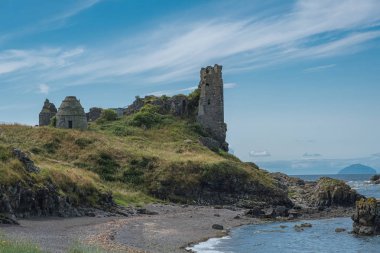 Iskoçya Outlander dunure kale harabeleri ve engebeli sahil hattı
