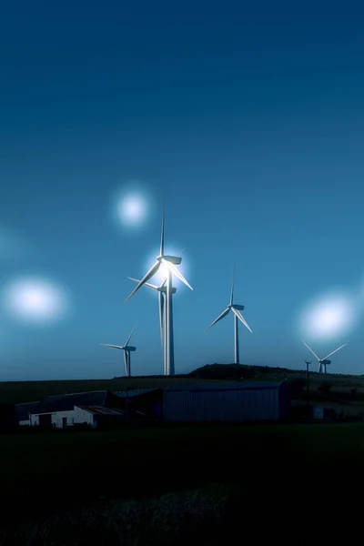 Turbiny wiatrowe w Szkocji Blisko Ardrossan z eterycznymi stroboskopowymi gwiazdami — Zdjęcie stockowe