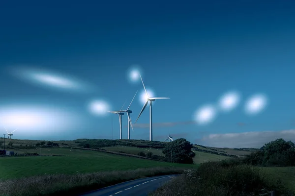 Windkraftanlagen in Schottland bei Ardrossan mit ethischen Sternblitzen — Stockfoto