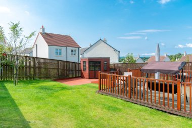 Housin içinde modern arka bahçede Zemin kaplaması Yazlık Ev Patio