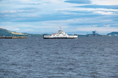 Largs İskelesi ve Largs Şehir Merkezi'nin önündeki Araba Feribotu 