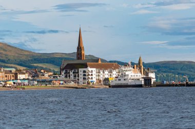Largs İskelesi ve Cal-Mac Feribotlar Şehir Merkezi önünde 