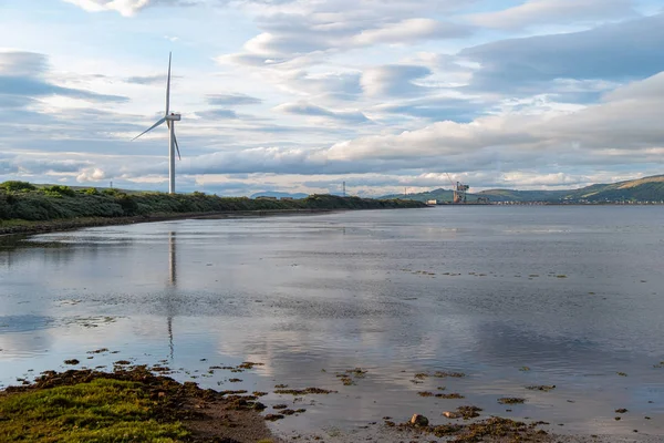 Hunterston a turbina eólica e a costa de Ayrshire além em Scot — Fotografia de Stock