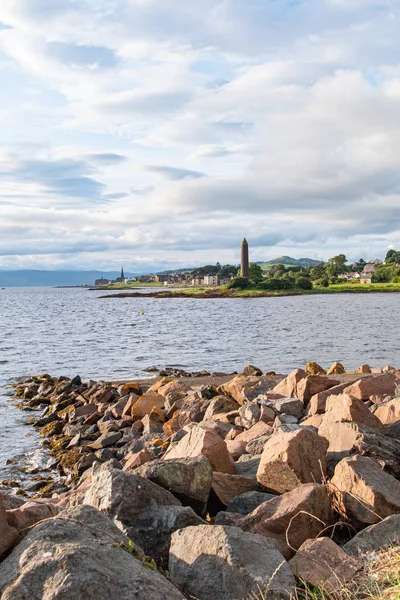 Largs Looking Kuzey kalem Anıtı geçmiş İskoç kasabası — Stok fotoğraf