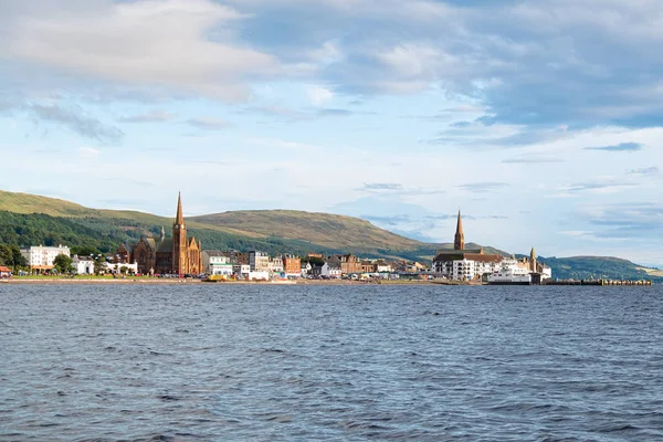 Ciudad escocesa de largs mirando al otro lado de la bahía a la ciudad antes de — Foto de Stock
