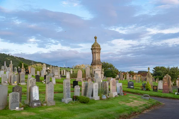 Hřbitov West Kilbride ve Skotsku s gotickým Spaviem — Stock fotografie