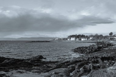 Largs Looking Alon İskoç Kasabasında Bir Black & White görüntü
