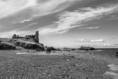 Iskoçya Outlander dunure kale harabeleri ve engebeli sahil hattı