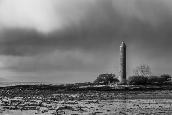 Ein Schwarz-Weiß-Bild des großen Ufers und des Bleistift-Denkmals — Stockfoto