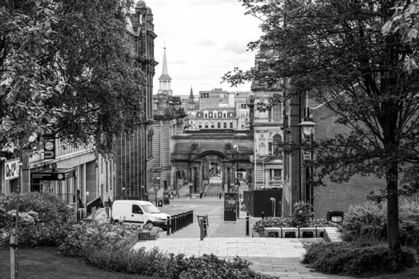 Импрессивная архитектура, возвышающаяся над улицей Джона в центре города — стоковое фото