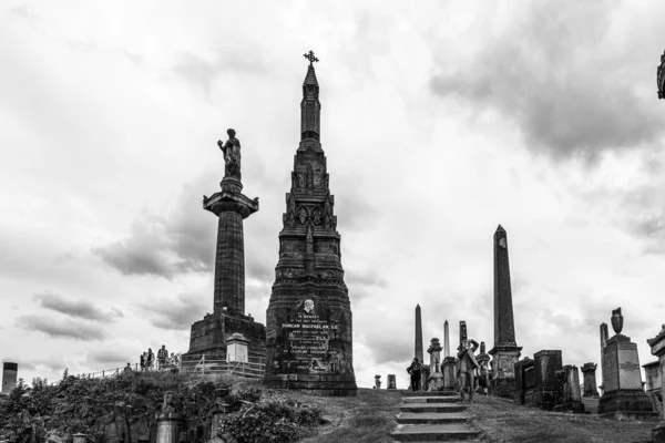 Arquitetura antiga e monumentos aos mortos em Glasgow Necrop — Fotografia de Stock