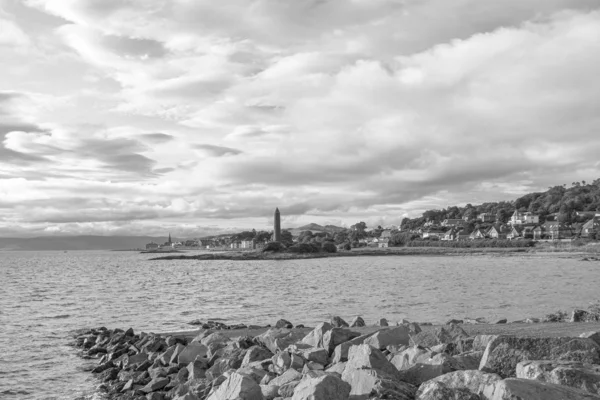 Scottish Town of largs Looking North Past the Pencil Monument (em inglês) — Fotografia de Stock