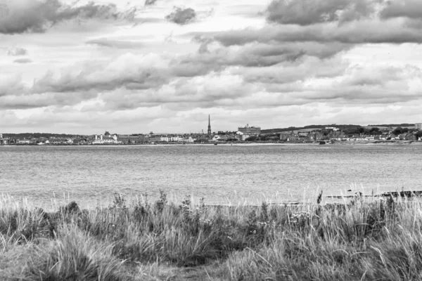 Greenan Bay Low Tide para a cidade de Ayr à distância — Fotografia de Stock