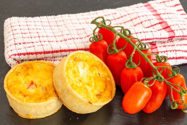 Küçük Bir Siyah Kayrak Tepsi ve Fr İki Küçük Taze Bakes Quiches