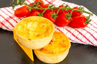 İki Küçük Taze Bakes Quiches Küçük Siyah Kayrak Tepsi Taze