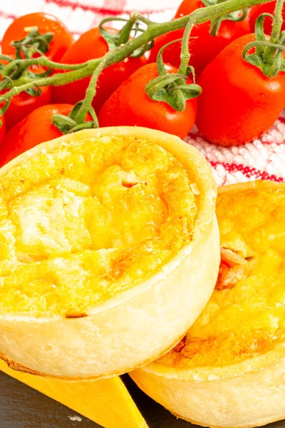 İki Küçük Taze Bakes Quiches Küçük Siyah Kayrak Tepsi Taze