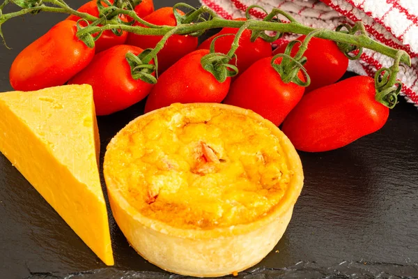 İki Küçük Taze Bakes Quiches Küçük Siyah Kayrak Tepsi Taze