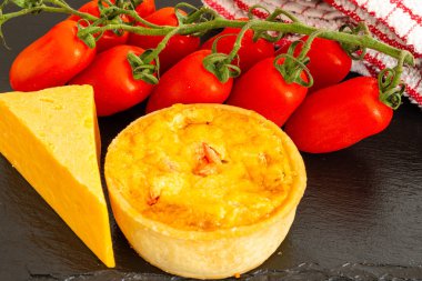 İki Küçük Taze Bakes Quiches Küçük Siyah Kayrak Tepsi Taze