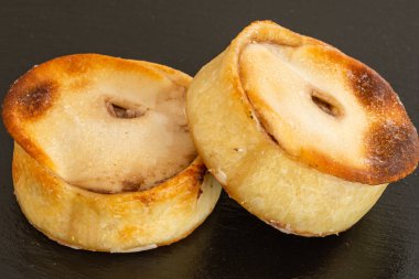 Siyah Kayrak Servis Tepsisinde İki Yuvarlak İskoç Böreği 