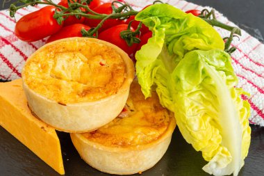 İki Küçük Taze Bakes Quiches Küçük Siyah Kayrak Tepsi Taze