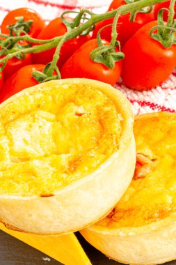 İki Küçük Taze Bakes Quiches Küçük Siyah Kayrak Tepsi Taze