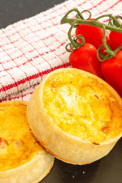 Küçük Bir Siyah Kayrak Tepsi ve Fr İki Küçük Taze Bakes Quiches