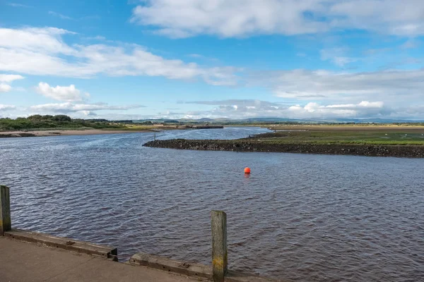 Irvine Harbour i Ayrshire Skottland ser över till Ardeer PENIN — Stockfoto