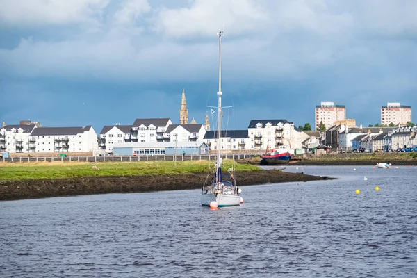 Irvine Harbour in Ayrshire Scozia guardando verso la città — Foto Stock