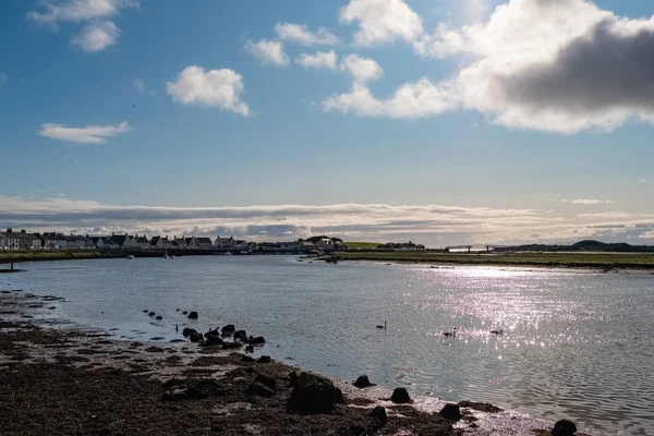 Man mano che il sole tramonta dietro il porto di Irvine nell'Ayrshire, Scozia — Foto Stock