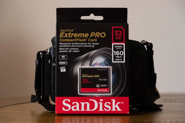 Sandisk marca Extreme Pro cartão Compact Flash em embalagens que é reciclável — Fotografia de Stock