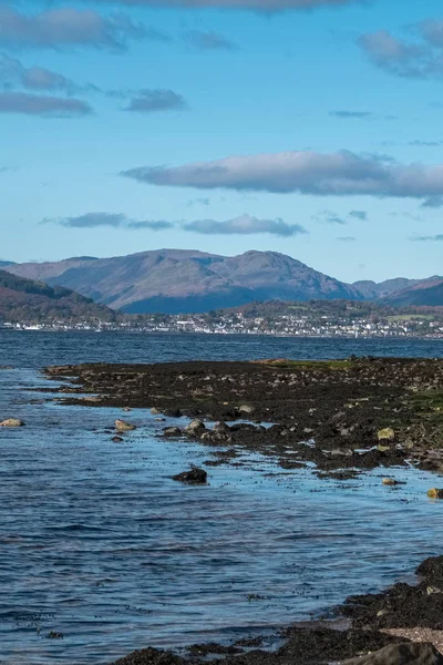 Ardgowan Foreshore Inverkip do wzgórz Argyle i Bute w Szkocji — Zdjęcie stockowe