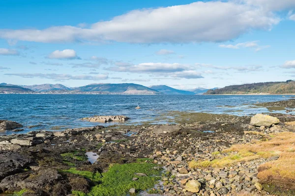 Ardgowan Foreshore Inverkip para as Colinas de Argyle e Bute em Scot — Fotografia de Stock