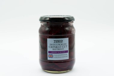 Largs, İskoçya, İngiltere - 08 Mart 2020: Geri dönüşümlü cam kavanoz ve metal kapakla kesilmiş tatlı turşulu pancar ezmesi kavanozu. İngiliz kökenli ve Union Jack Sembolü de sergileniyor.