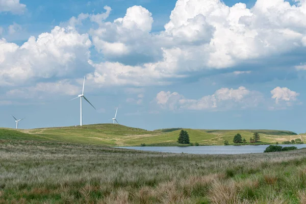 Algumas Turbinas Eólicas Uma Colina Escocesa Acima Pequeno Reservatório Interior — Fotografia de Stock