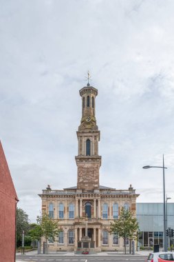 Irvine, İskoçya, İngiltere - 12 Temmuz 2020: Irvine 'in eski belediye binası ve gişesi, bir zamanlar 18. yüzyılın başlarında Towns Hapishanesi ve Townhouse olarak hizmet verdi ve Irvine tarihinin bir bölümünü oluşturdu..