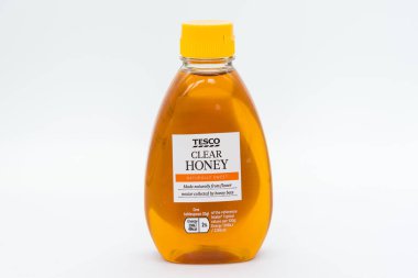 Irvine, İskoçya, İngiltere - 08 Ağustos 2020: Tesco Markalı Plastik Bal Şişesi geri dönüşümlü plastik şişe ve kapak. Bootle ayrıca etiketler hakkında enerji bilgisini de içerir.