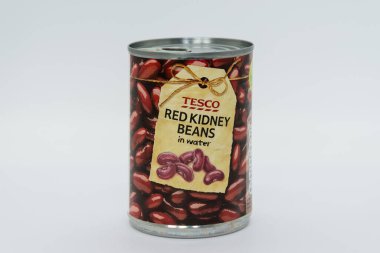 Irvine, İskoçya, İngiltere - 08 Ağustos 2020: Geri dönüşümlü teneke kutu ve kapak kapağında Tesco markalı kırmızı fasulye konservesi.