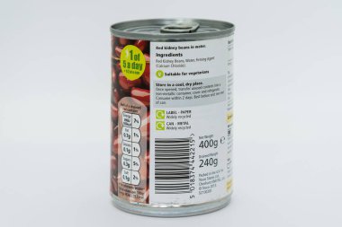 Irvine, İskoçya, İngiltere - 08 Ağustos 2020: Geri dönüşümlü teneke kutuda Tesco markalı kırmızı böbrek fasulyesi tenekesi ve enerji referans değerleri ve etiketinde geri dönüşüm sembolleriyle kapağı.