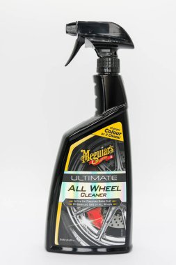 Irvine, İskoçya, İngiltere - 08 Ağustos 2020: AA Otomobil Esasları geri dönüşümlü plastik şişe ve kapak kapağında araç cilası cilası.